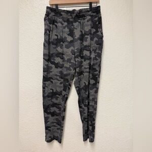 FEAT Men’s Gray Camouflage Joggers Size Large
